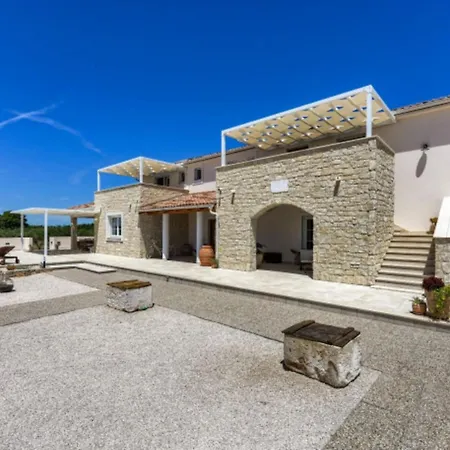 Rustic Perosa With Heating Pool فيلة