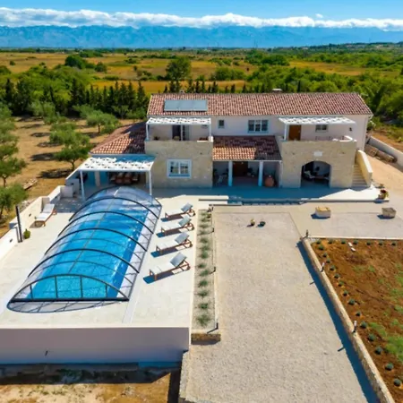 Rustic Perosa With Heating Pool فيلة