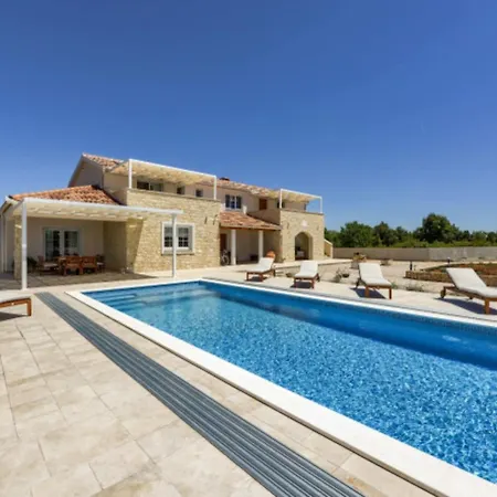 Rustic Perosa With Heating Pool فيلة